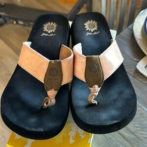 Yellow box blush iridescent pink flip flop size 8.5